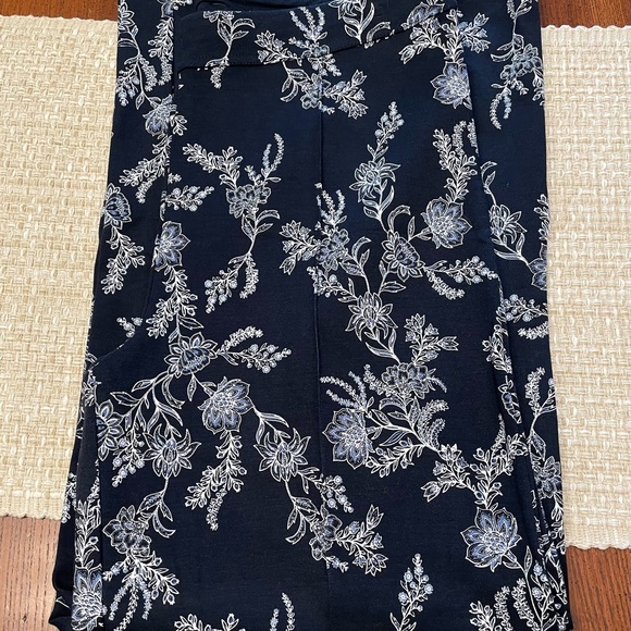J. Jill Small Wearever Front Seam Crop Pants Navy Blue with Floral Print - Picture 6 of 11